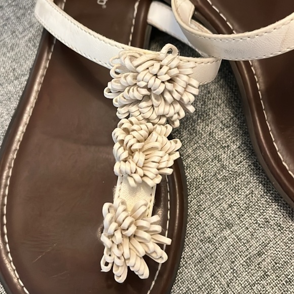 Elegant Cream Floral Sandals - Picture 3 of 4